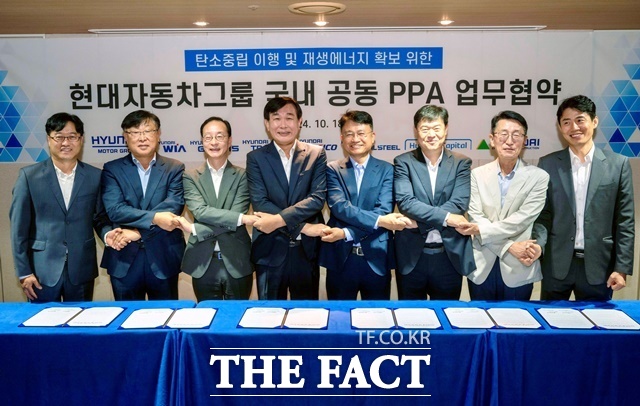 왼쪽부터 현대케피코 송두순 상무, 현대종합특수강 이대형 상무, 현대건설 이동훈 상무, 현대차그룹 한용빈 부사장, 현대글로비스 문병섭 상무, 현대위아 황윤목 상무, 현대캐피탈 유흥목 상무, 현대트랜시스 공기원 팀장이 21일 연간 242GWh 규모의 20~25년 장기 공동 재생에너지 전력구매계약을 위한 업무협약 체결 후 기념 촬영을 하고 있다. /현대차그룹