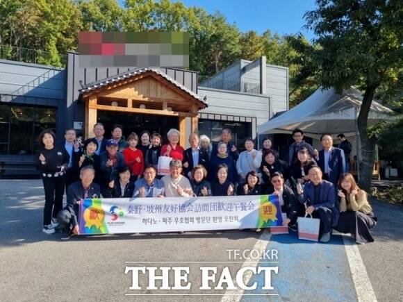 지난 19일 파주시 관계자들과 파주시 자매도시인 일본 하다노시의 시민 친선방문단이 파주 개성 인삼 축제를 비롯, 향토음식점 등을 방문한 뒤 기념촬영을 하고 있다./파주시