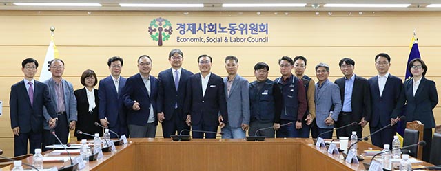 22일 오전 서울 종로구 경제사회노동위원회에서 열린 공무원 근무시간면제 심의위원회 11차 전원회의에서 조경호 근면위 위원장, 권기섭 경사노위 위원장, 공무원 위원을 비롯한 참석자들이 근무시간 면제(타임오프) 한도 의결을 마친 뒤 기념촬영을 하고있다./경제사회노동위원회