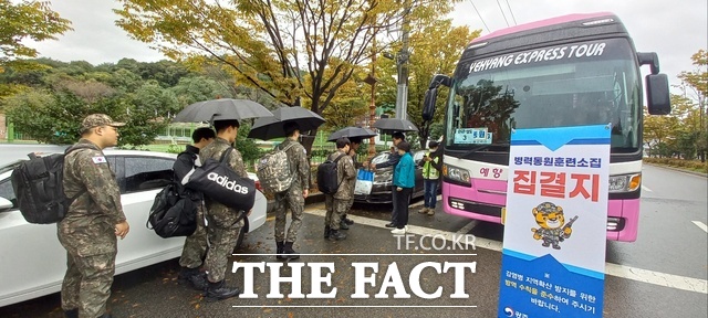 홍승미 광주전남병무청장이 동원훈련 중간 집결지인 전남 순천 팔마실내체육관 주차장을 방문해 동원훈련 참가 예비군들을 격려하고 있다. / 광주전남지방병무청