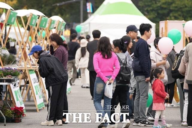 123사비공예페스타에서 펼쳐진 플리마켓 장면. /부여군