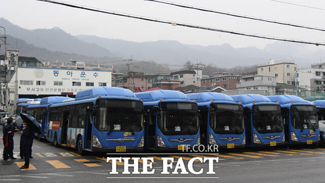 서울시가 시민 누구나 도보 5분 안에 대중교통을 이용할 수 있도록 시내버스 노선을 이용자 중심으로 20년 만에 전면 개편한다. /이새롬 기자