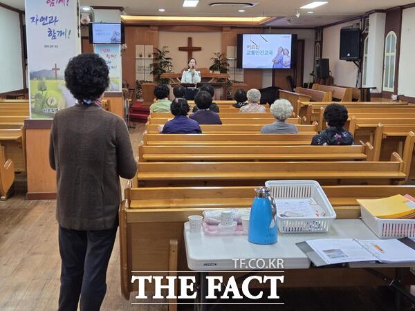 대전둔산경찰서가 22일 실버대학 어르신을 대상으로 교통사고 예방 교육을 실시했다. / 대전경찰청