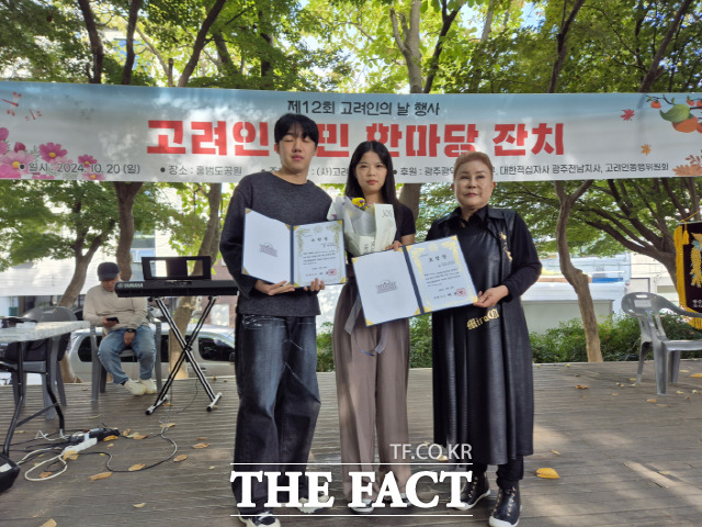 고려인마을(광산구 월곡동) 자녀 한미샤 군(사진 왼쪽), 김나스쟈 양(가운데)이 지난 20일 열린 제12회 고려인의 날에 국회의원상을 수상했다./고려인 마을