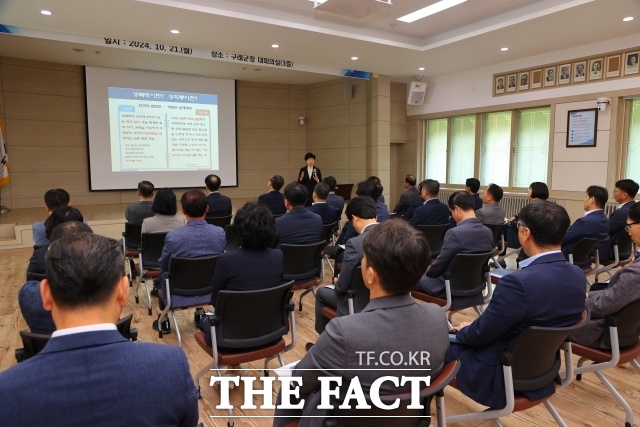 구례군은 지난 21일 김순호 군수를 포함한 5급 이상 간부 공무원 33명을 대상으로 4대 폭력 예방 교육을 실시했다./구례군