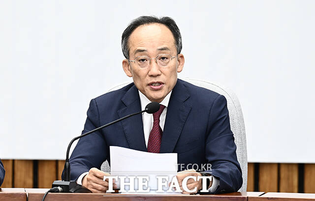 추경호 국민의힘 원내대표가 22일 국회에서 기자들과 만나 한동훈 대표와 면담했던 윤석열 대통령과 만났다고 밝혔다. 윤 대통령은 전날 서울 용산 대통령실에서 한 대표와 약 80분간 만났다. /박헌우 기자