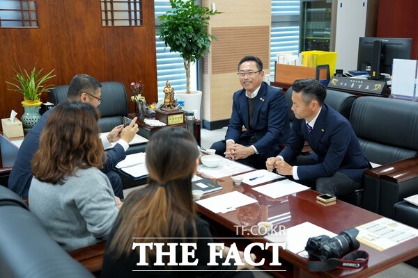 21일 홍성표 아산시의회 의장이 한국청소년보호연맹 아산지회 관계자들과 간담회를 갖고 있다. /아산시의회