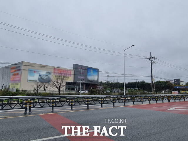 경북 김천시가 농업진흥지역 내 농지에 허가한 아파트 모델하우스. 김천시가 원상복구 명령을 내렸지만 22일 현재까지 영업을 계속하고 있다./ 김천=박영우 기자