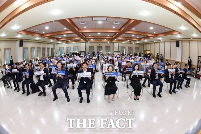 지난 10일 부천 과학고 설립 오정구 시민설명회에 참석한 시민들이 과학고 유치를 기원하고 있다./부천시