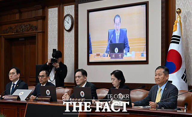 한덕수 국무총리는 22일 세종-서울 영상 국무회의를 주재하고 이태원 참사 2주기를 맞아 정부는 안전한 대한민국을 만드는 데 혼신의 힘을 다해 나가겠다고 밝혔다. /임영무 기자