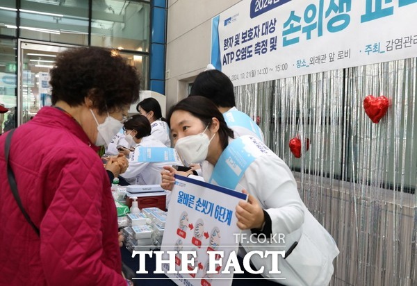 유시내 실장 등 감염관리실 의료진이 외래환자에게 올바른 손씻기 방법을 알려주고 있다. /순천향대천안병원