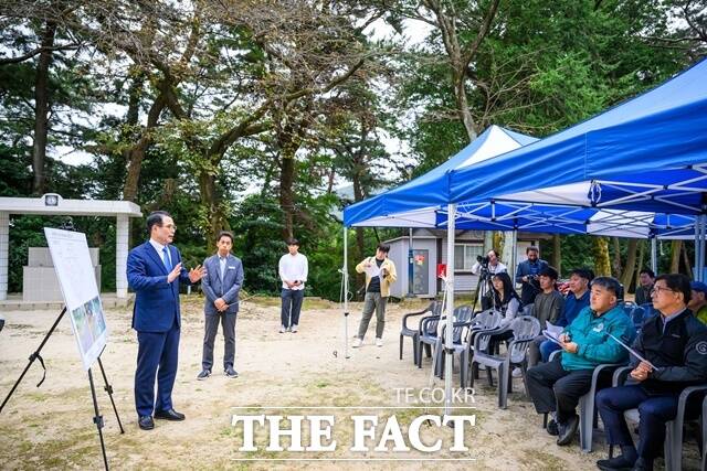 남해 남산공원지구 급경사지 붕괴위험지역 정비공사 주민설명회 모습./남해군