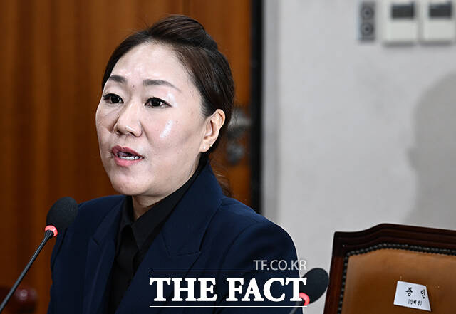 김건희 여사의 공천개입 의혹을 제기한 강혜경 씨가 명태균 씨와 여론조사 등 정치적 관련성이 있는 정치인 27명의 명단을 공개했다. 강 씨가 21일 오후 서울 여의도 국회에서 열린 법제사법위원회의 대검찰청에 대한 국정감사에 증인으로 출석해 질의에 답변하고 있다. /국회=박헌우 기자