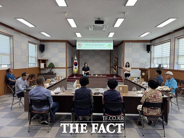 합천군이 복지 사각지대 해소 위한 특화사업 적극 추진한다. 사진은 1인 가구 정서 지원 원예 테라피 수업 모습./합천군