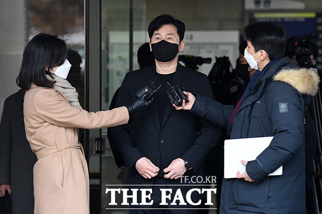 해외에서 명품 시계를 선물 받고 세관에 신고하지 않은 혐의로 재판에 넘겨진 양현석 YG엔터테인먼트 총괄 프로듀서가 스위스 고급 시계 브랜드 A사 아시아 대표 B 씨로부터 받은 7억원 상당의 시계 원가는 2억원이 넘는 것으로 나타났다. 검찰은 양 총괄에게 특정범죄가중처벌법을 적용해 기소했다. 사진은 양 총괄이 지난 2022년 12월22일 오전 서울 서초구 서울중앙지방법원에서 열린 특정범죄 가중처벌 등에 관한 법률 위반(보복협박) 등의 혐의 관련 선고 공판에서 무죄를 선고받은 뒤 취재진의 질문에 답하고 있는 모습. /남용희 기자