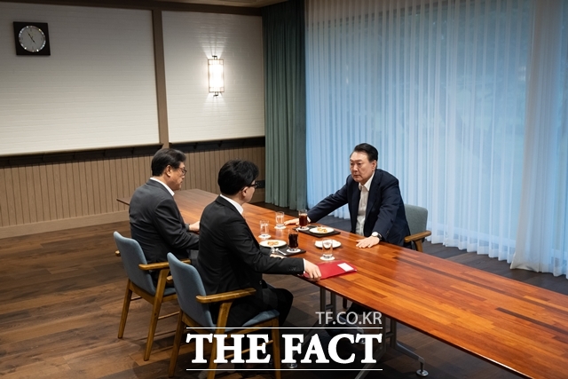 대통령실이 윤석열 대통령과 한동훈 국민의힘 대표 면담 당시 한 대표를 의전 차원에서 홀대했다는 논란을 두고 그거야말로 왜곡된 해석이라고 강하게 반박했다. 윤 대통령이 21일 오후 용산 대통령실에서 한 대표와 면담을 갖고 있다. /대통령실