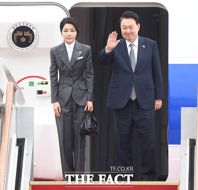 22대 국회 첫 국정감사가 막바지에 접어들고 있다. 23일 시작된 종합감사에서도 야당은 김건희 여사 의혹 공세를 이어갔다. 사진은 지난 6일 출국길에 오른 윤석열 대통령과 김건희 여사. /장윤석 기자