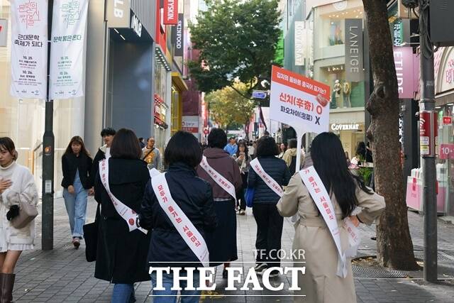 서울시가 23일 명동 관광특구 음식점을 대상으로 외식업중앙회와 합동 캠페인을 진행하고 있다. /서울시