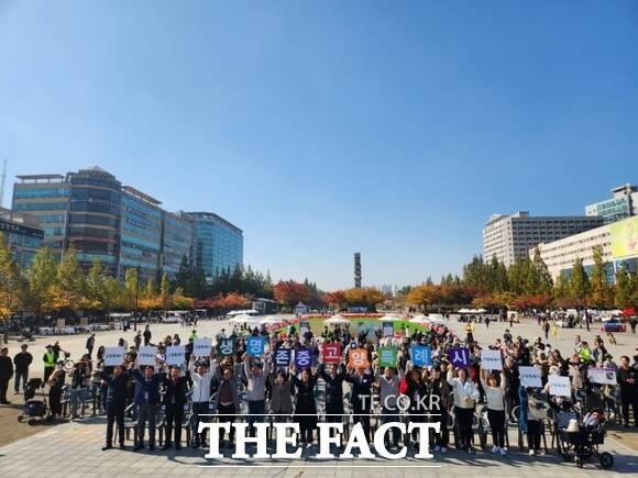 지난해 열린 2023 고양 동물교감치유 문화제에서 내외빈들이 성숙한 반려동물 문화 정착을 위해 피켓 캠페인을 하고 있다./고양시