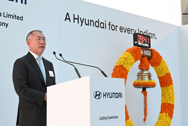 현대차 인도법인(Hyundai Motor India)이 22일(현지시간) 인도 증시에 상장한 가운데 주가는 첫날 하락 마감했다. 사진은 정의선 현대자동차그룹 회장이 인도 뭄바이에 있는 인도증권거래소(NSE)에서 현지 증시 상장 관련 발표하고 있는 모습. /현대자동차그룹