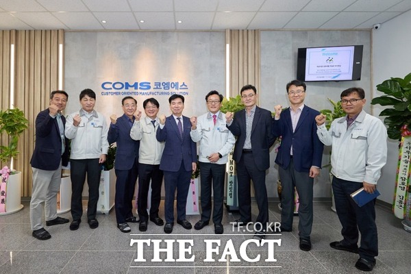 조일교 아산시장 권한대행(가운데)이 ㈜코엠에스 아산공장을 방문해 관계자들과 기념사진을 찍고 있다. /아산시