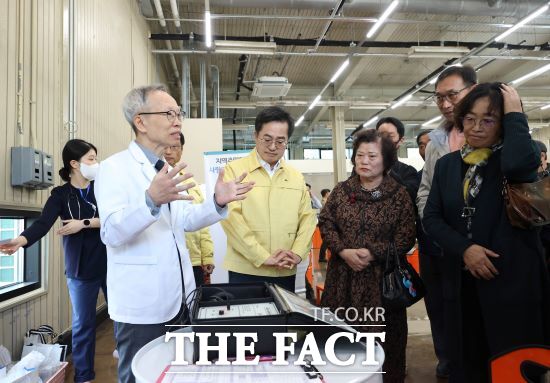 김동연 경기도지사가 23일 오전 캠프그리브스에서 열린 대남 확성기 소음피해 주민 긴급현장 간담회에서 민북 마을 주민들의 애로사항을 청취하고 있다./경기도