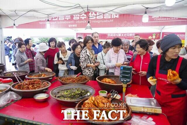 지난 18일부터 20일까지 광주시청 광장에서 열린 제31회 광주김치축제에 방문한 관람객들이 김치마켓에서 김치를 사기 위해 줄을 서고 있다./광주시