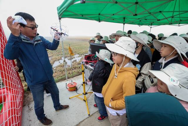 KT가 경기도 파주시 군내면 비무장지대(DMZ)에서 생태계 보호 및 보전을 위한 KT DMZ 생태보전단 활동을 성황리에 마쳤다고 24일 밝혔다. /KT