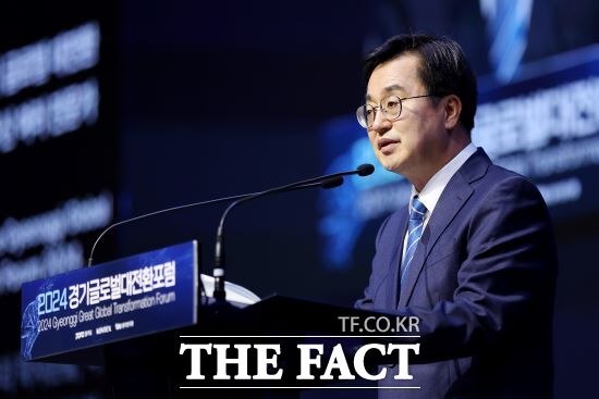 김동연 경기도지사가 24일 고양 킨텍스에서 열린 ‘2024 경기글로벌대전환포럼’ 개막식에서 개회사를 하고 있다./경기도