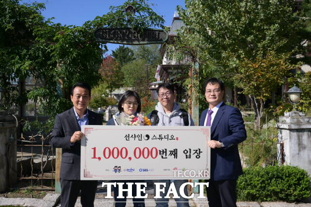 백성현 논산시장(완쪽)과 김원경,A&T이희근실장(오른쪽)이 선샤인스튜디오 100만 번째 관광객과 기념촬영을 하고 있다. /논산시