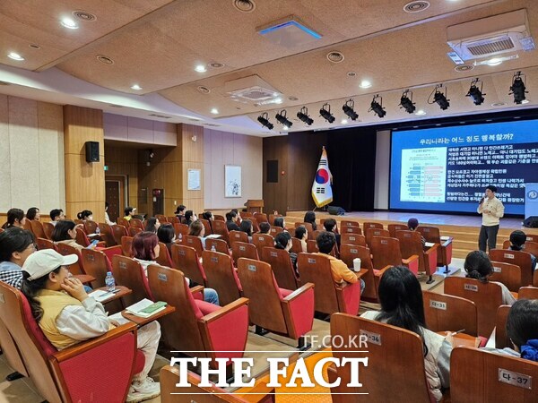 24일 천안교육지원청 관계자가 유·초·중·고·특수학교 학부모를 대상으로 대회의실에서 하반기 6차 학부모 교육을 실시하고 있다. /천안교육지원청