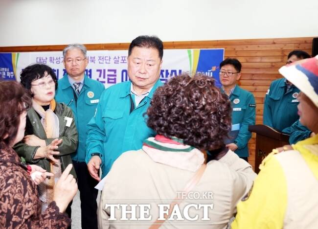 최근 파주시 대성동 주민을 찾아간 김경일 파주시장을 향해 주민들이 피해를 호소하고 있다./파주