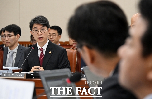 지난 8일 국회에서 열린 국회 환경노동위원회 환경부 국정감사에서 질의에 답변하는 김완섭 환경부 장관. / 배정한 기자