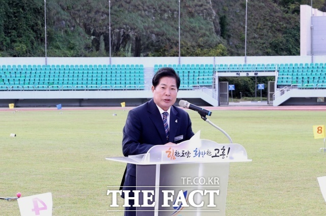 공영민 고흥군수가 지난 23일 제3회 고흥우주항공배 그라운드 골프대회에 참석해 환영사를 하고 있다./고흥군