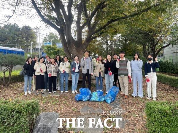 아산교육지원청 일반직공무원으로 구성된 홍보동아리 회원들이 23일 오후 2시 환경보호 활동의 일환으로 아산교육지원청 인근 문화로를 따라 플로깅 챌린지를 진행한 후 기념사진을 찍고 있다. /아산교육지원청