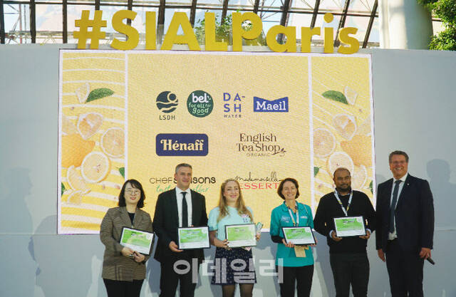 국내 식품 기업들은 글로벌 소비 추세인 식물성 제품, 건강을 챙길 수 있는 식품군을 주제로 시알 파리 부스를 꾸몄다. 사진은 지난 22일(현지시간) 시알 파리 현장에서 열린 SIAL For Change: CSR 경연 시상식에서 최수진 매일유업 MIC 연구소장(왼쪽 첫 번째)이 수상하는 모습 /매일유업