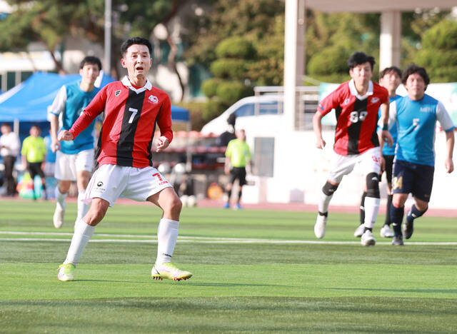 지난 19일 경기 시흥 경기과학기술대에서 열린 제18회 산업부-경제산업성 축구 교류전에서 산업부 선수들(빨간 유니폼)이 일본 측 진영에서 공격을 하고 있다. 경기는 1대 1 무승부로 끝났다. /산업통상자원부