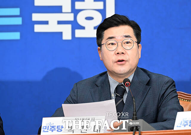 박찬대 더불어민주당 원내대표가 24일 윤석열 대통령을 향해 전형적인 폭군, 독재자의 태도라고 질타했다. 박찬대 더불어민주당 원내대표가 지난 23일 오전 서울 여의도 국회에서 열린 최고위원회의에 참석해 모두발언을 하고 있다. /박헌우 기자