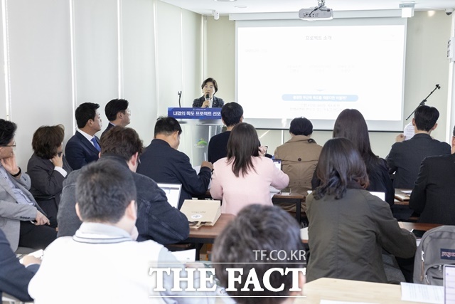 서울 은평구가 독도의 가치와 중요성을 위해 녹번천에 독도 조형물을 설치한다. 김미경 은평구청장이 24일 오후 은평구 응암동 불광천미디어센터에서 내 곁의 독도 프로젝트 선포식을 열고 있다. /은평구