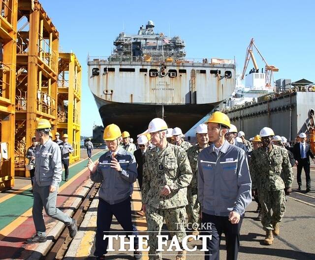 김동관 한화그룹 부회장(오른쪽)과 스티븐 퀼러 미국 해군 태평양함대 사령관(가운데)이 한화오션 거제사업장에서 정비 중인 월리 쉬라함 정비 현장을 둘러보고 있다. /한화