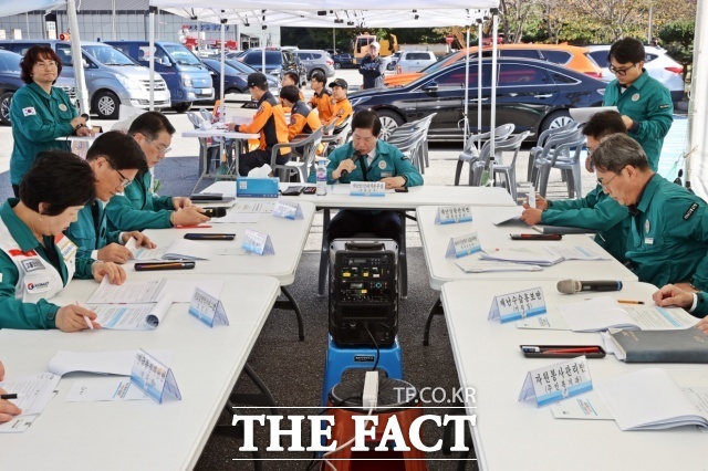 공영민 고흥군수가 지난 24일 민·관 합동 산불 진화 통합 훈련에 참석해 현장 회의를 주재하고 있다./고흥군