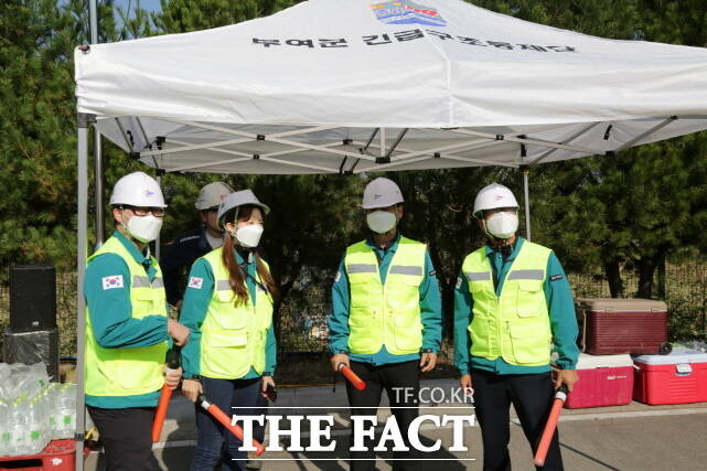 충남 부여군이 전국 최초로 재난 위기 상황에서 현장에 소수 정예팀을 급파하는 신속대응팀을 운영하기로 하고 대응훈련을 하고 있다. /부여군