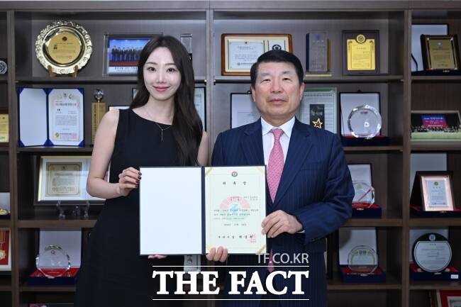 2023년 미스유니버스 코리아 퍼스트 러너업(1st Runner-up) 수상자인 모델 유정연 씨(왼쪽)가 24일 구리시 홍보대사로 위촉된 뒤 백경현 구리시장과 기념촬영을 하고 있다./구리시