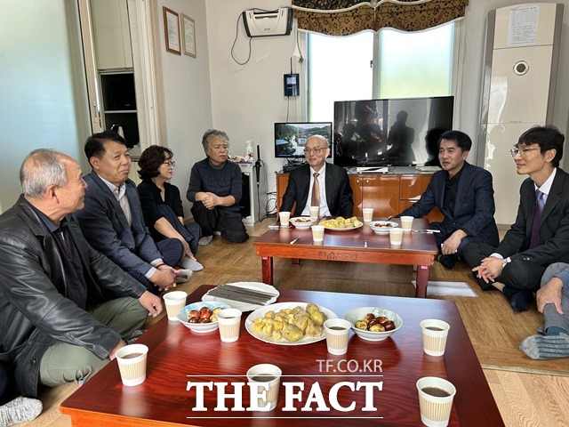 안창호 국가인권위원회 위원장이 25일 오후 충북 보은군 회남면 산수리 산수노인회관을 방문해 인구소멸지역 거주 노인들의 의견을 듣고 있다. /국가인권위원회 제공