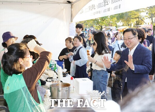 지난 26일 대전 자운대 일원에서 열린 제2회 민관군 화합 페스티벌’행사에 이장우 대전시장이 방문해 부스를 둘러보며 주민들과 인사를 나누고 있다. / 대전시