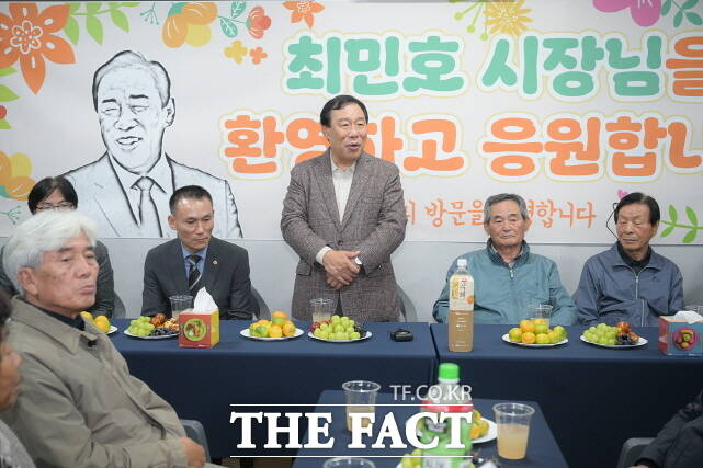 최민호 세종시장이 지난25일 연동면 노송1리에서 ‘열세 번째 시장과 함께하는 1박 2일’ 행사를 열고 주민과 소통하고 있다. /세종시