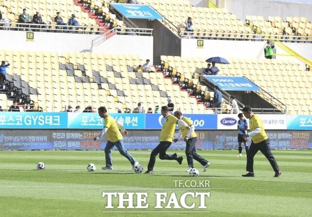 명현관 해남군수가 지난 26일 광양 축구전용구장에서 열린 전남드래곤즈와 천안시티FC와의 경기에서 시축을 하고 있다./해남군