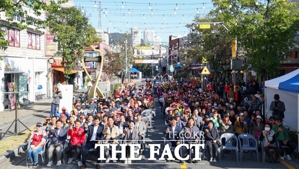 최충규 대덕구청장과 중리동 주민화합 마을축제 ‘시월愛’에 참여한 주민들이 기념사진을 촬영하고 있다. / 대전 대덕구