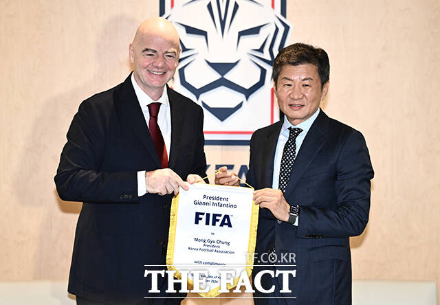 지아니 인판티노(Gianni Infantino) 국제축구연맹(FIFA) 회장(왼쪽)과 정몽규 대한축구협회장이 28일 오후 서울 종로구 대한축구협회 축구회관에서 국제축구연맹 페넌트를 교환하고 있다. /박헌우 기자