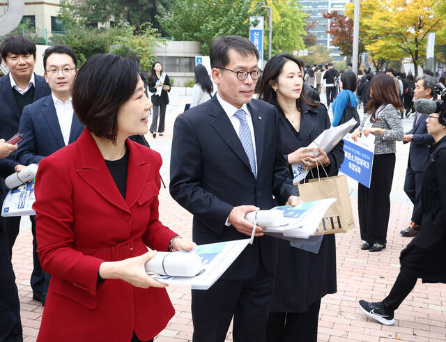 28일 서울 구로구 기업은행 구로동지점 인근에서 오영주 중소벤처기업부 장관(왼쪽)과 김성태 IBK기업은행장(오른쪽)이 출근길 가두 홍보 캠페인을 하고 있다. /IBK기업은행